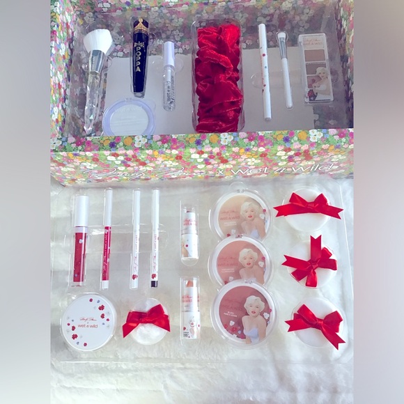 Wet n Wild HOLIDAY Limited Edition
Marilyn Monroe PR BOX SET WITH 22 PRODUCTS - Picture 2 of 2
